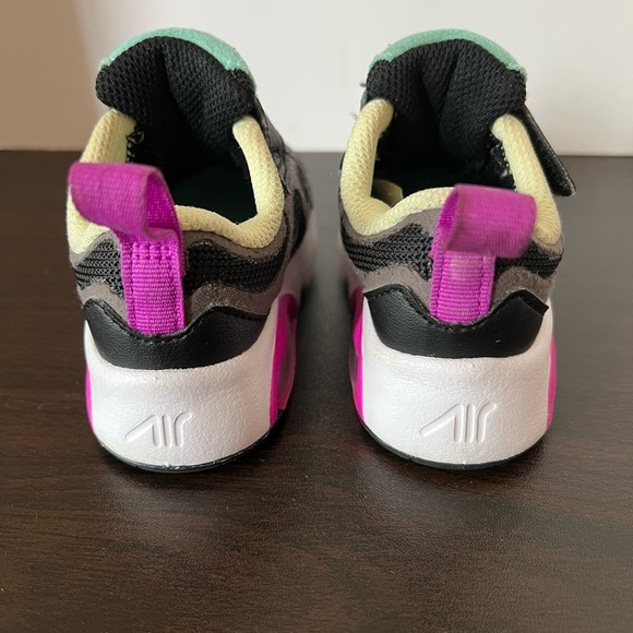 Nike Black and Pink Sneakers Modern Athletic Design - Picture 3 of 6